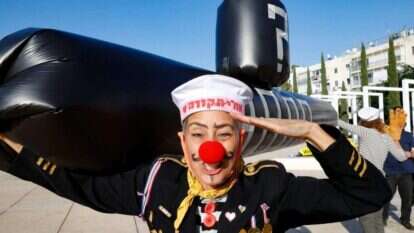 מפגין בתל אביב נגד פרשת הצוללות. | AFP