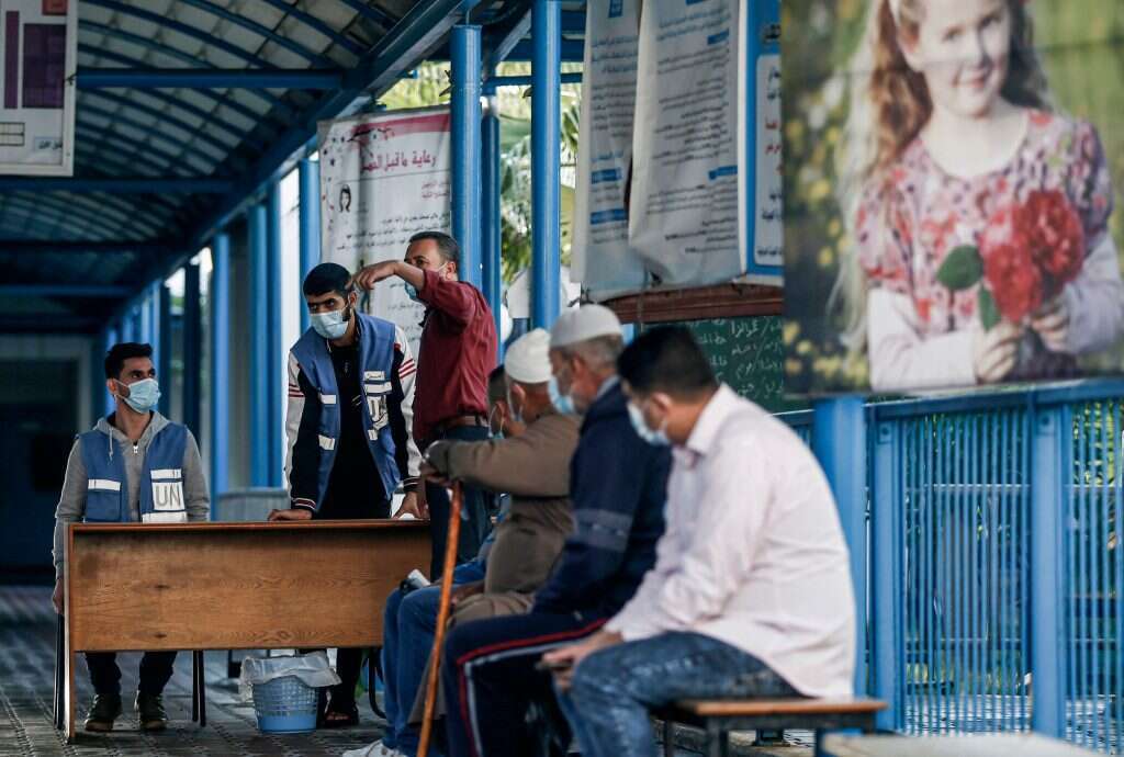 ממתינים בכניסה למרכז הרפואי של אונר"א. | AFP ממתינים בכניסה למרכז הרפואי של אונר"א. | AFP