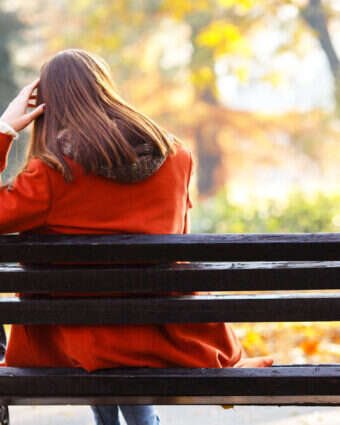 אישה על ספסל | שאטרסטוק