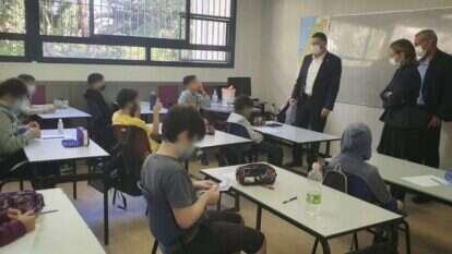 אדלשטיין, אש ואלרעי-פרייס בביקור באחת הכיתות. | יאיר קראוס