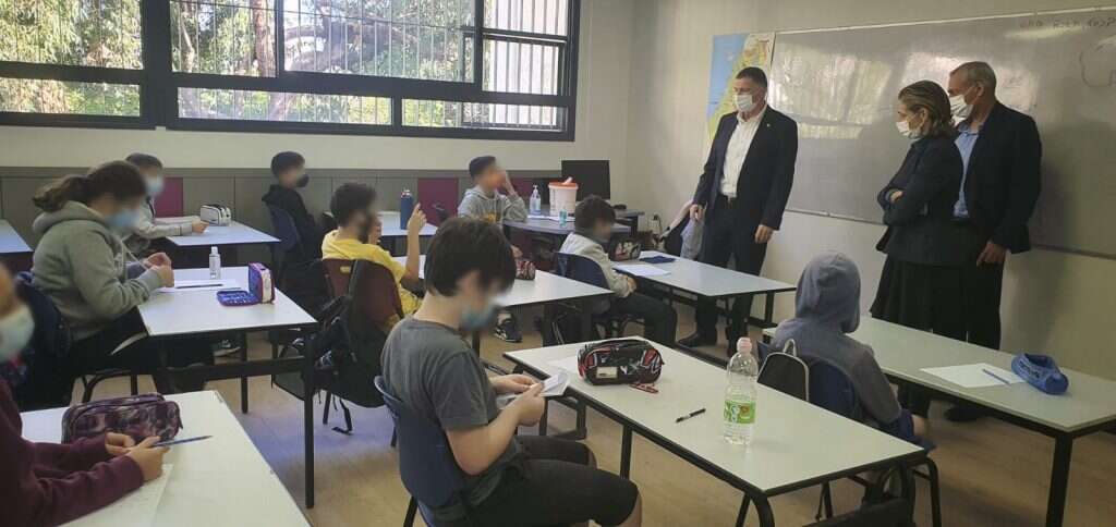 אדלשטיין, אש ואלרעי-פרייס בביקור באחת הכיתות. | יאיר קראוס