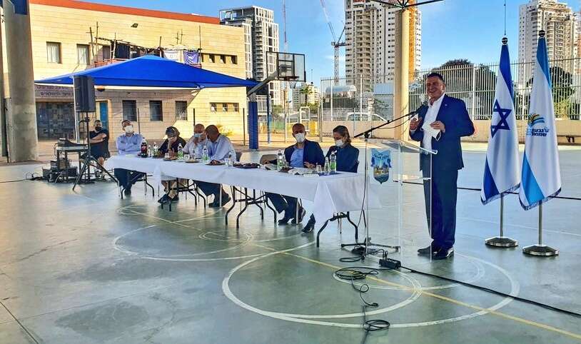 שר הבריאות יולי אדלשטיין בבית הספר "בן גוריון" בגבעת שמואל. | יאיר קראוס