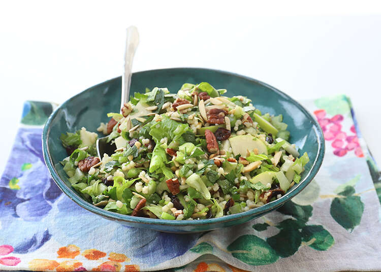 סלט ירוקים עם סלרי ואגוזים. | אפרת ליכטנשטט