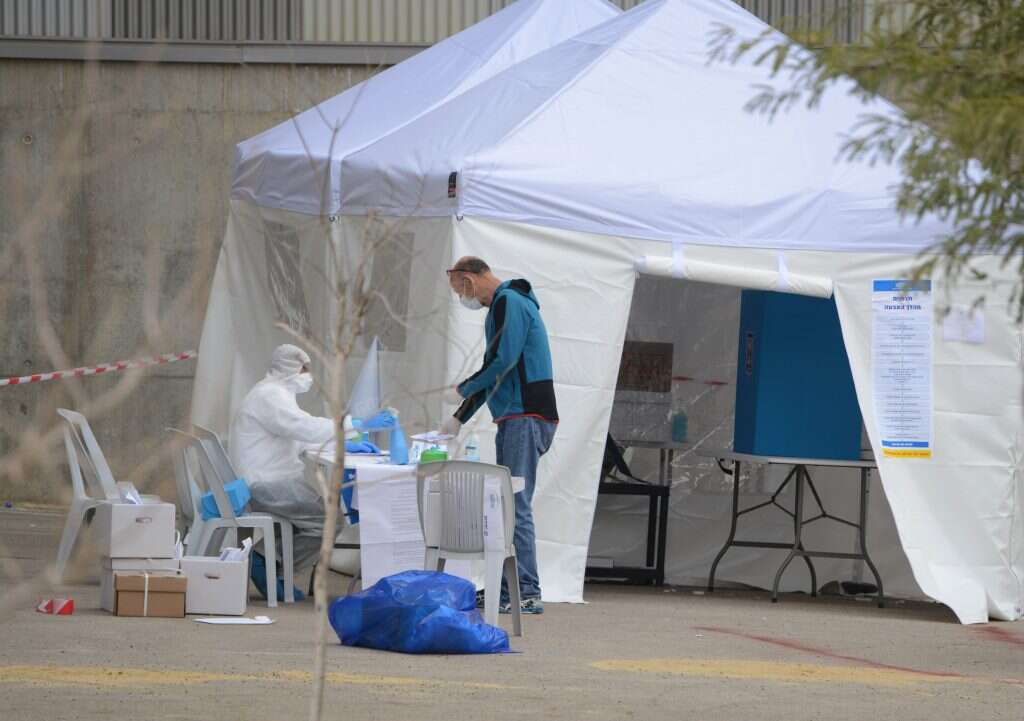 "אם נלך בקרוב לבחירות, אני מציע שכל מצביע ייבדק גם לקורונה". קלפי למבודדים בבחירות לכנסת בחודש מרץ. | דודו גרינשפן