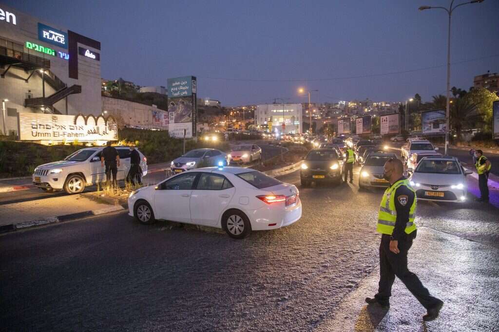 מחסום משטרתי לאכיפת הסגר באום אל־פחם. | מישל דוט קום