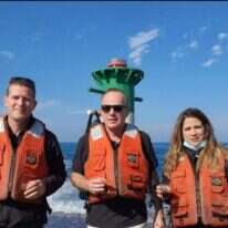 שטייניץ (במרכז) באי תכלת עם מנכ"ל משרדו אודי אדיבי וראש מטהו עו"ד מור חלוץ, השבוע