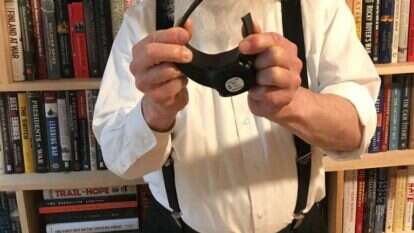 פולארד מסיר את האזיק האלקטרוני. קרדיט: עדי גינזבורג, הוועד למען פולארד פולארד מסיר את האזיק האלקטרוני. קרדיט: עדי גינזבורג, הוועד למען פולארד