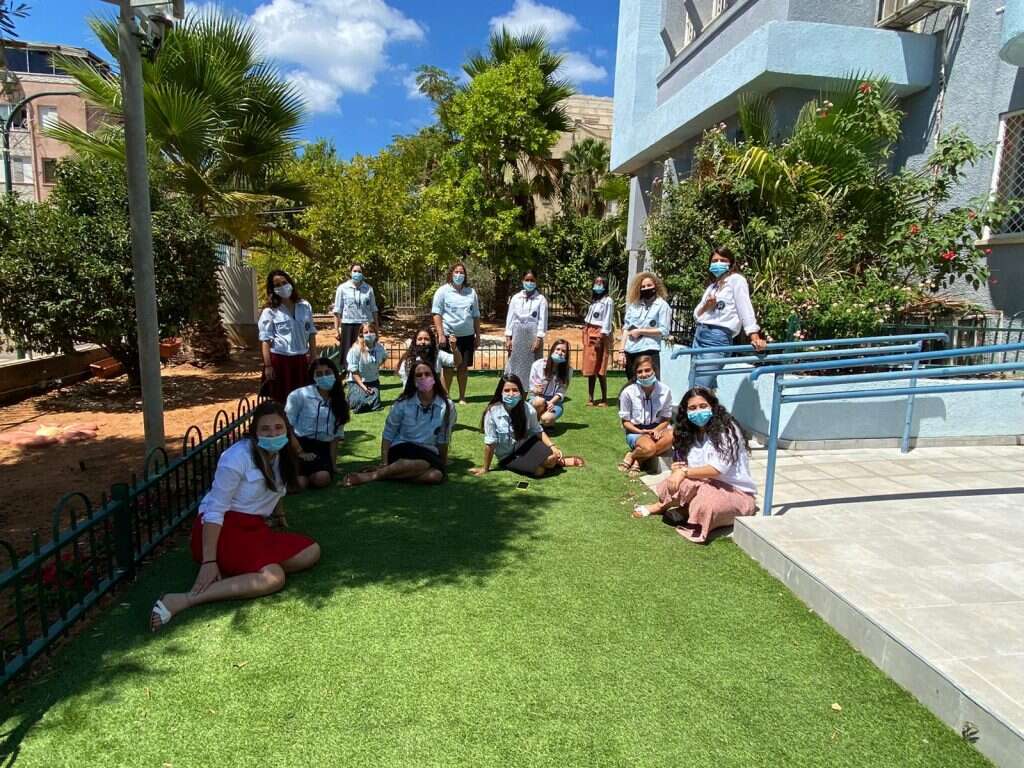 העיריות קובעות מה מותר. מפגש בימי קורונה של גרעין בנות שרות לאומי בני עקיבא, נתניה. | בני עקיבא