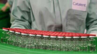 ייצור החיסון של חברת אסטרהזניקה. | AFP