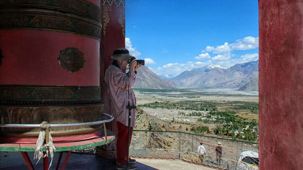 "רוב הזמן אני מצלמת, וזה משכיח ממני את מה שקורה סביבי". תצפית על עמק נוברה. | באדיבות טאשי המדריך "רוב הזמן אני מצלמת, וזה משכיח ממני את מה שקורה סביבי". תצפית על עמק נוברה. | באדיבות טאשי המדריך