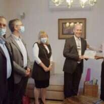 מימין: הרב ד"ר שרון שלום מקבל את "אות החוסן" מידיו של פרופ' חיים שקד. | אריק קאופמן, באדיבות מכללת חמדת הדרום