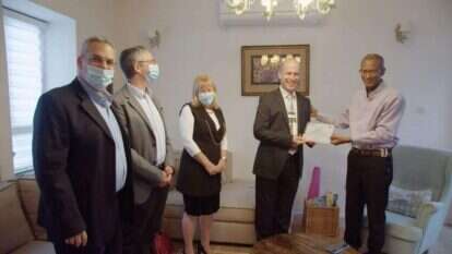 מימין: הרב ד"ר שרון שלום מקבל את "אות החוסן" מידיו של פרופ' חיים שקד. | אריק קאופמן, באדיבות מכללת חמדת הדרום