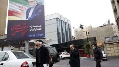 כרזת חוצות עם תמונתו של פרחיזאדה, מדען הגרעין שחוסל. | EPA