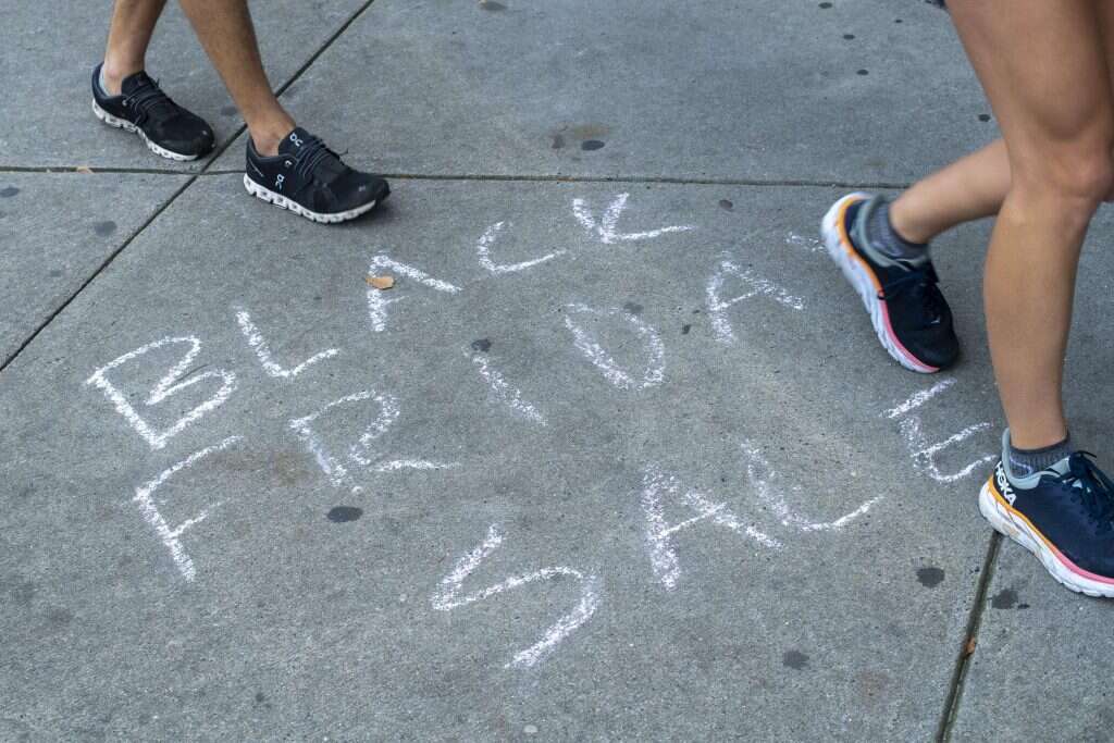 זה לא הזמן לשכנע ישראלים להוציא יותר כסף. | AFP