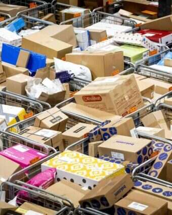 חבילות של קניות מהרשת. | AFP חבילות של קניות מהרשת. | AFP