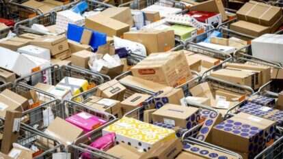 חבילות של קניות מהרשת. | AFP