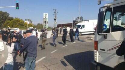 הפגנת עובדי המאפייה בכניסה לקריית שמונה. | אביב עזוז