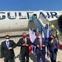 אקוניס, פרץ ופרקש הכהן עם שר התעשייה, המסחר והתיירות הבחרייני זאיד אל-זייאני