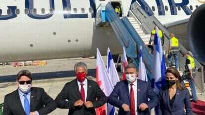 אקוניס, פרץ ופרקש הכהן עם שר התעשייה, המסחר והתיירות הבחרייני זאיד אל-זייאני