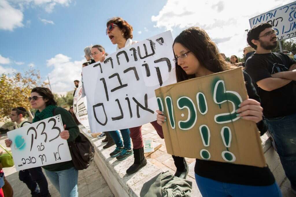 הפגנת תמיכה ביונתן היילו מחוץ לבית המשפט העליון בירושלים. | יונתן זינדל פלאש 90