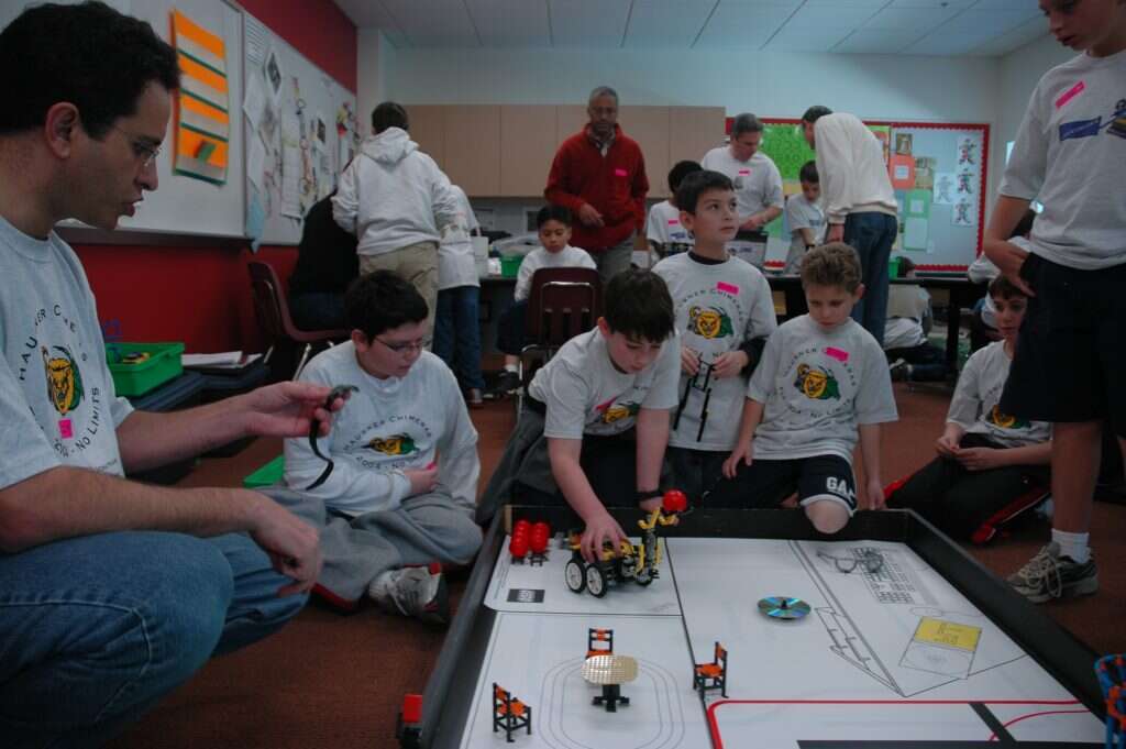 נתאי אלוש מדריך קבוצת רובוטיקה בעמק הסיליקון