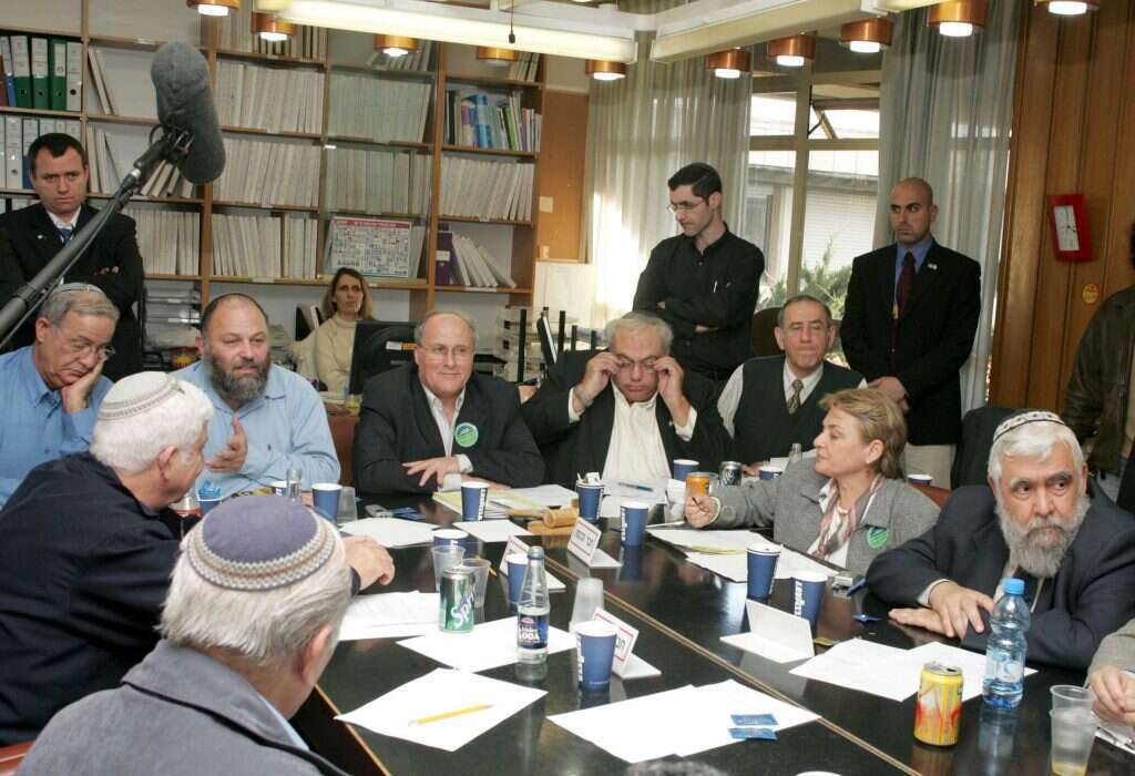 "אף פעם לא הרגשתי שונה כמזרחי במפלגה". הרב יצחק לוי (מימין) עם סיעת המפד"ל. | מרים צחי