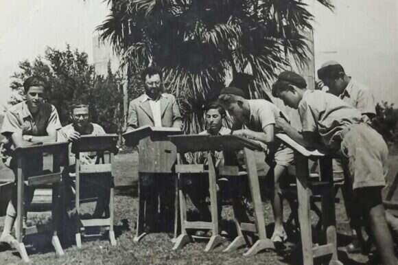 אופייה של הישיבה עוצב על ידי ערכים תורניים וחלוציים כאחד. הרב נריה עם תלמידיו בכפר הרא"ה | באדיבות המשפחה