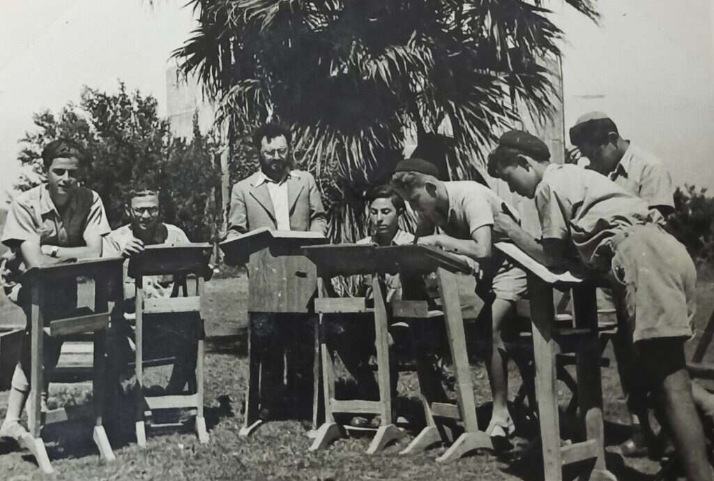 אופייה של הישיבה עוצב על ידי ערכים תורניים וחלוציים כאחד. הרב נריה עם תלמידיו בכפר הרא"ה | באדיבות המשפחה