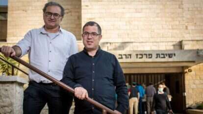 החרד"ליות היא שילוב בין לאומיות, מחויבות גבוהה להלכה והסתייגות מהתרבות המערבית. שלמה פיוטרקובסקי ויאיר שלג. | אריק סולטן