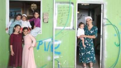 מגיעים לביקור בשעות לא מתאימות בלי לשים לב שהאלמנה המסכנה עסוקה בארוחת הערב והשכבת הילדים. יעל שבח וילדיה. | מרים צחי