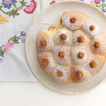 עוגת סופגניות אפויות במילוי לוטוס. | אפרת ליכטנשטט עוגת סופגניות אפויות במילוי לוטוס. | אפרת ליכטנשטט