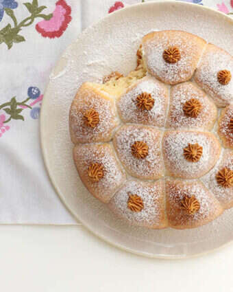 עוגת סופגניות אפויות במילוי לוטוס. | אפרת ליכטנשטט עוגת סופגניות אפויות במילוי לוטוס. | אפרת ליכטנשטט