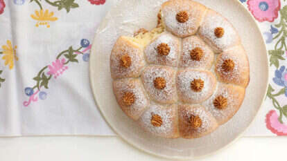 עוגת סופגניות אפויות במילוי לוטוס. | אפרת ליכטנשטט עוגת סופגניות אפויות במילוי לוטוס. | אפרת ליכטנשטט