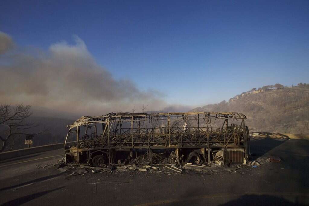 נותר רק לצנן את הגופות. אוטובוס הצוערים המפוחם בעיקול המוות. | AP