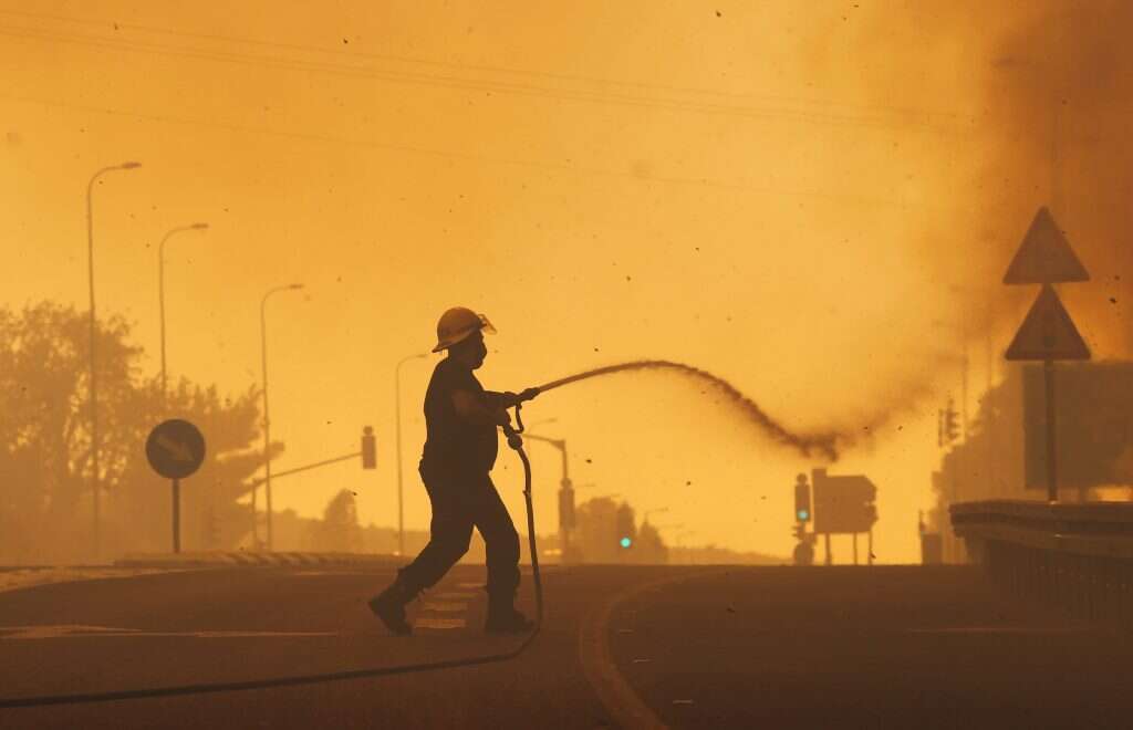 נרגילה אחת שלא כובתה בעוספיא הולידה דלקת ענק. שמיים כתומים מעשן בחיפה, דצמבר 2010. | EPA