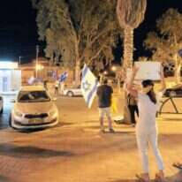 תומכי ליכוד מול משמרת המחאה נגד נתניהו בירוחם, אוקטובר 2020. | ספי שלווין