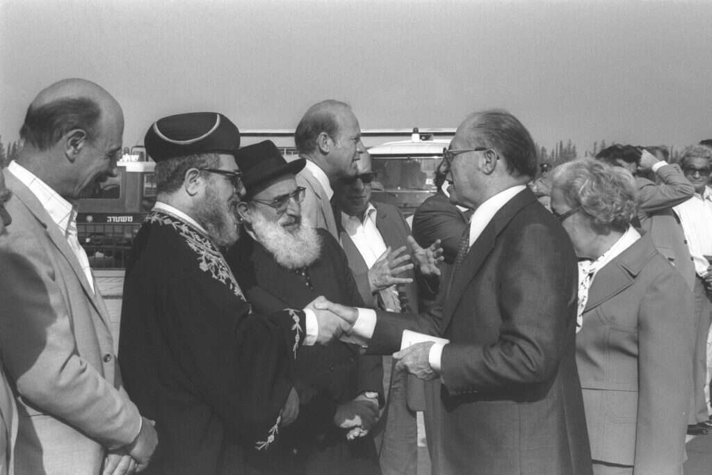 הרב עובדיה יוסף עם בגין והרב גורן, 1978. | משה מילנר, לע"מ