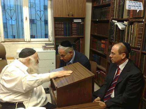 נתניהו וסילבן שלום בביקור בבית הרב קנייבסקי, 2009. | באדיבות אתר "בחדרי חרדים"