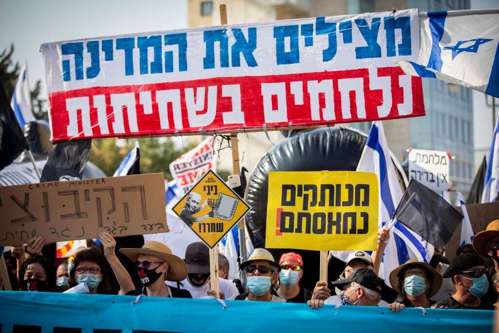 "רוב סדר היום שלו הוא ביבי". הפגנה בבלפור. | יונתן זינדל, פלאש 90 "רוב סדר היום שלו הוא ביבי". הפגנה בבלפור. | יונתן זינדל, פלאש 90