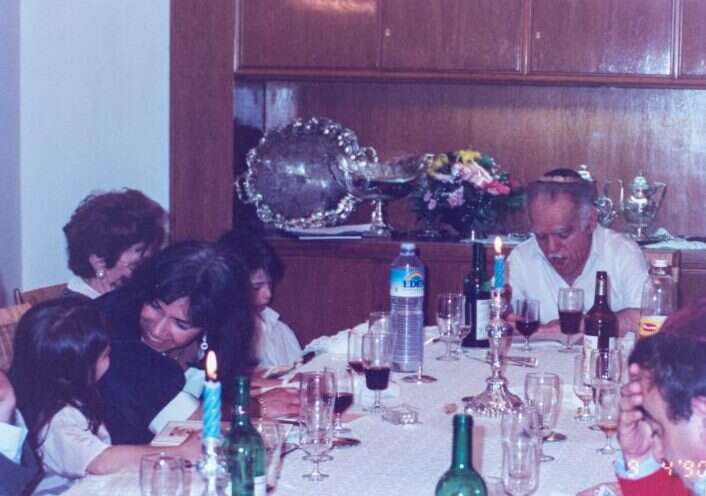 "אני זוכרת אותו מנשק, מחבק, מביע אהבה". בארוחה משפחתית. | מתוך האוסף המשפחתי