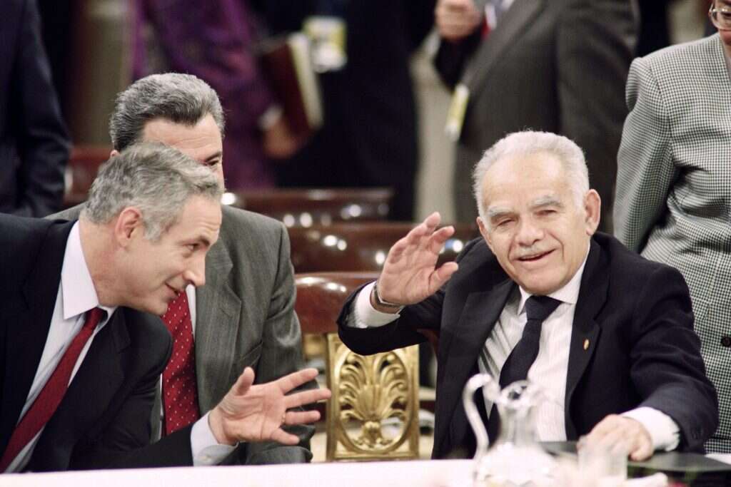 היה מוכן לדבר, לא מעבר לכך. עם יועצו ח"כ בנימין נתניהו בוועידת מדריד, 1990. | AFP