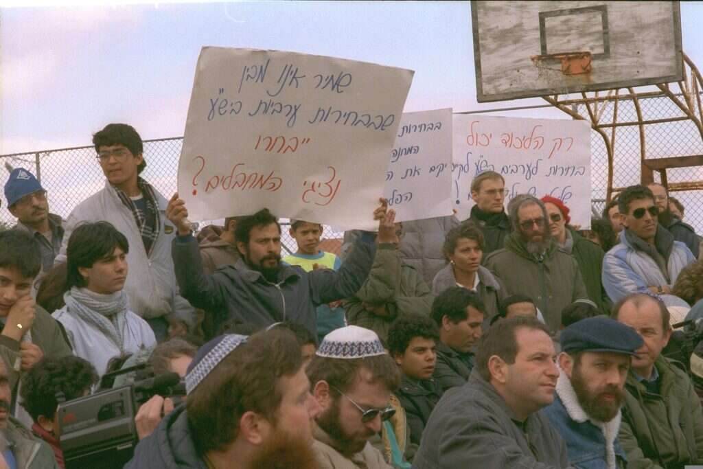 בכהונתו נחשב למי שחושש ממהלכים דרמטיים. הפגנה בעת ביקורו של שמיר בהר־ברכה, בימי האינתיפאדה הראשונה. | מגי איילון, לע"מ