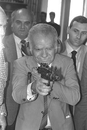 למטה משמאל, עם תת־מקלע עוזי במטווח התעשייה הצבאית. | נתי הרניק, לע"מ