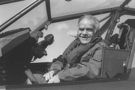 איש של פעולה, לא של דיבורים. שמיר בתא הטייס של מסוק קוברה. | נתי הרניק, לע"מ