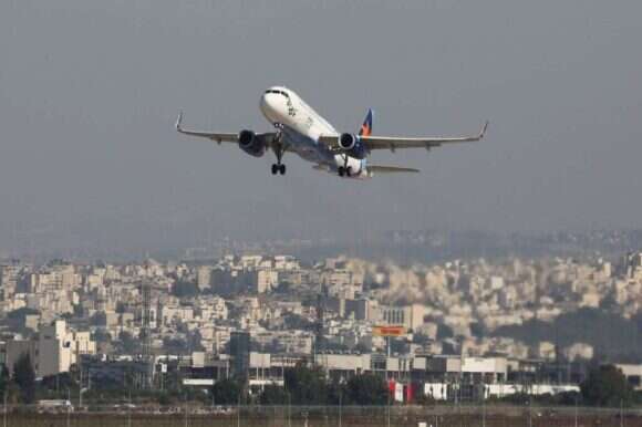 מטוס של חברת ישראייר ממריא. | EPA מטוס של חברת ישראייר ממריא. | EPA