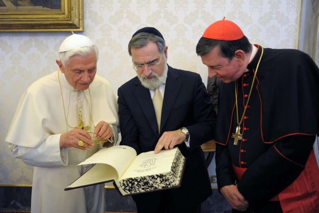 יהדות גאה ולא מתפשרת, ועם זאת פתוחה ומכבדת דתות אחרות. עם האפיפיור בנדיקטוס, 2011. | AFP