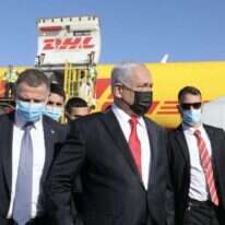 ראש הממשלה נתניהו ושר הבריאות אדלשטיין עם משלוח חיסונים מפייזר. | מרק ישראל סלם