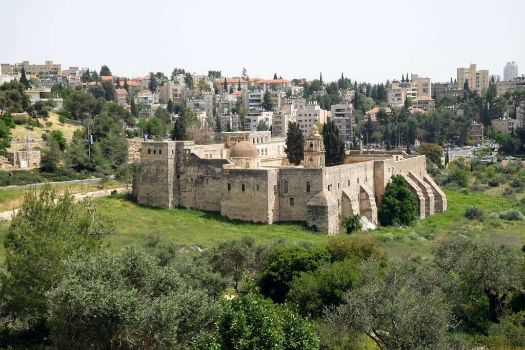 אכסניה בהמלצת הפטריארך היווני. מנזר המצלבה בירושלים. | שאטרסטוק