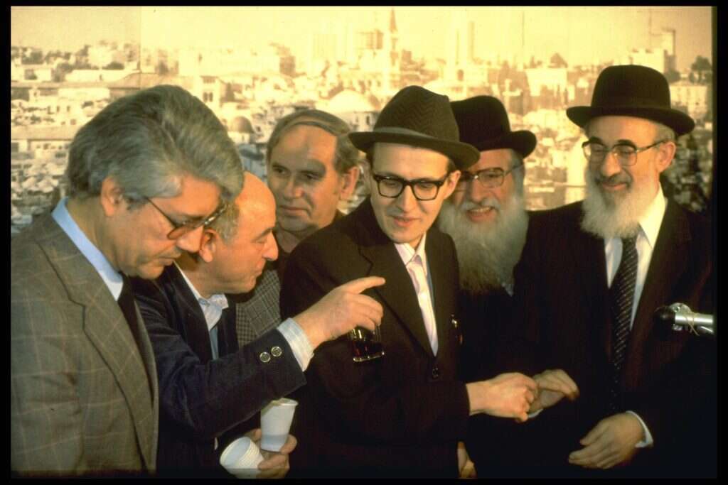 אישיות רצויה. קבלת הפנים למנדלביץ' (במרכז) בשדה התעופה בן־גוריון, בנוכחות פוליטיקאים. מרים כוסית - אבי הפצועים שמחה הולצברג. | יעקב סער, לע"מ אישיות רצויה. קבלת הפנים למנדלביץ' (במרכז) בשדה התעופה בן־גוריון, בנוכחות פוליטיקאים. מרים כוסית - אבי הפצועים שמחה הולצברג. | יעקב סער, לע"מ