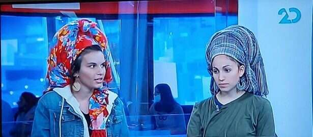 למטפחת גבוהה יש אמירה. נשות "קומי אורי". | מסך